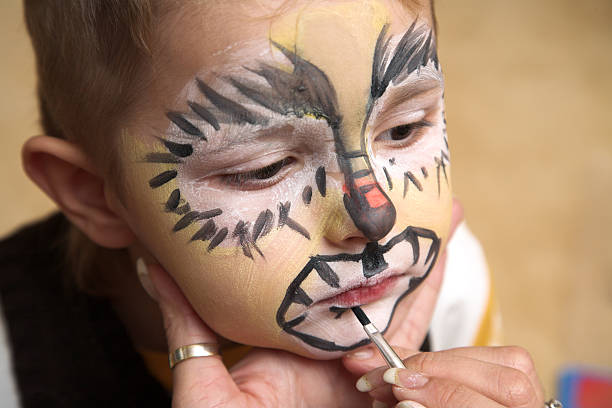 el niño y maquillaje - face paint human face mask carnival fotografías e imágenes de stock