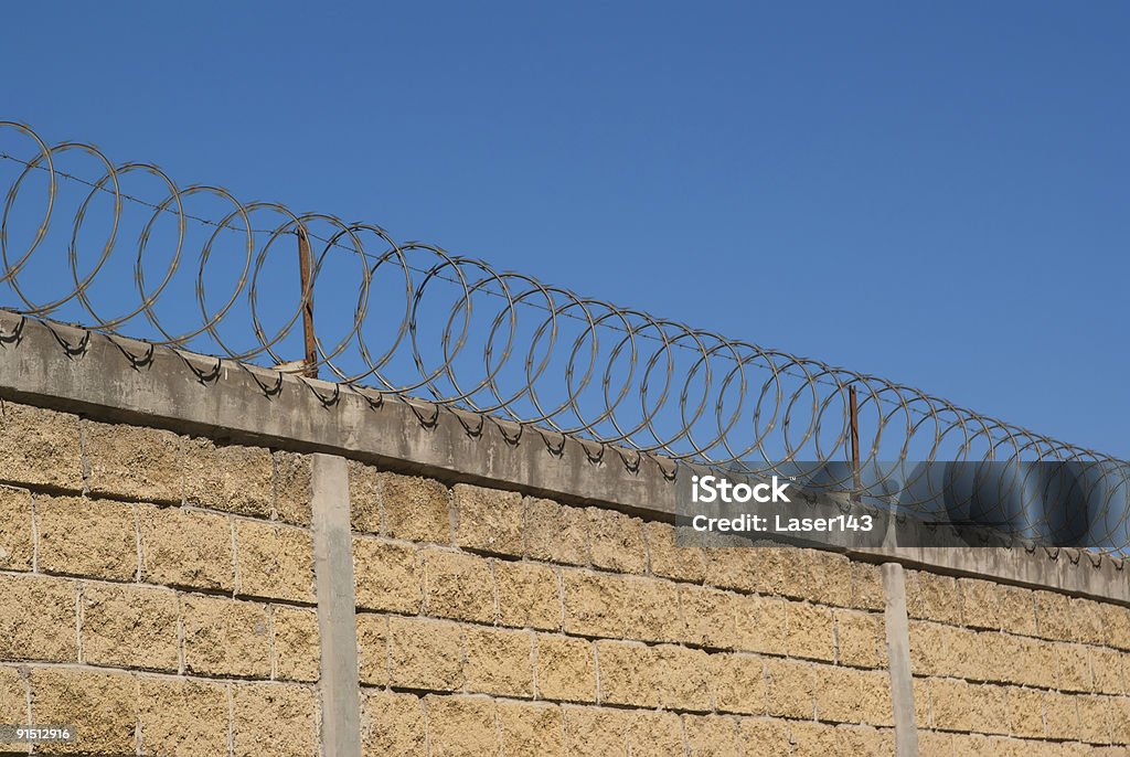 Колючая проволока Забор - Стоковые фото Колючая проволока роялти-фри