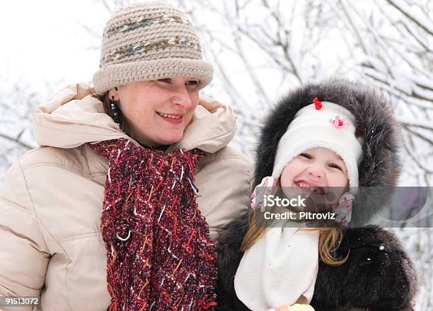 Matka I Córka W Zimie - zdjęcia stockowe i więcej obrazów Biały - Biały, Chłodny, Ciepła odzież