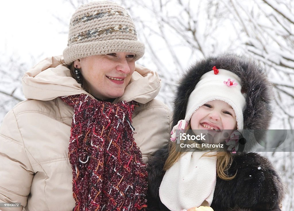 Мать и дочь в зимний - Стоковые фото Белый роялти-фри
