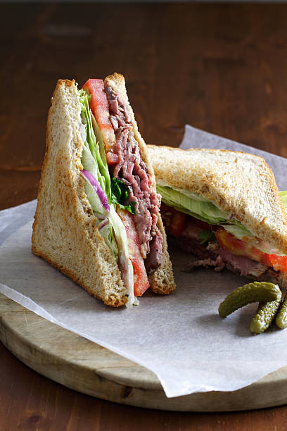 поджаренный сэндвич говядины - sandwich delicatessen roast beef beef стоковые фото и изображения