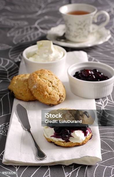 Té Con Crema Y Scone Foto de stock y más banco de imágenes de Púrpura - Púrpura, Scone, Abrir en abanico