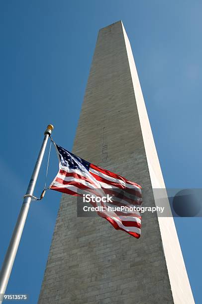 Foto de Bandeira E O Monumento De Washington e mais fotos de stock de Bandeira - Bandeira, Bandeira Norte-Americana, Capitais internacionais