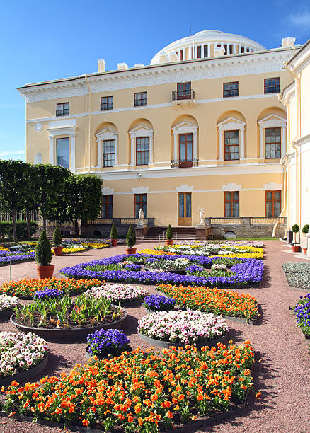 istock view on palace in Pavlovsk park 91513773
