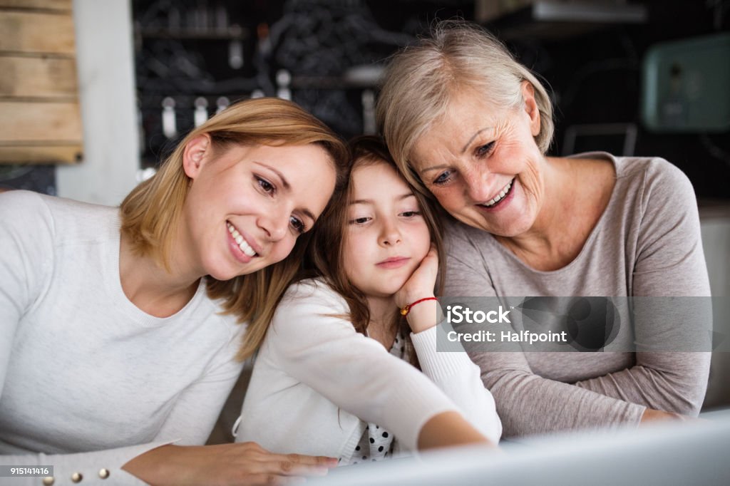 Ein kleines Mädchen mit Mutter und Großmutter zu Hause. - Lizenzfrei Familie mit mehreren Generationen Stock-Foto