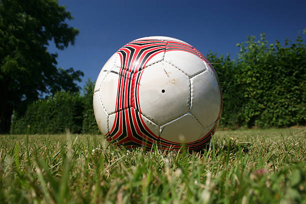 pelota de fútbol en hierba - bolzplatz fotografías e imágenes de stock