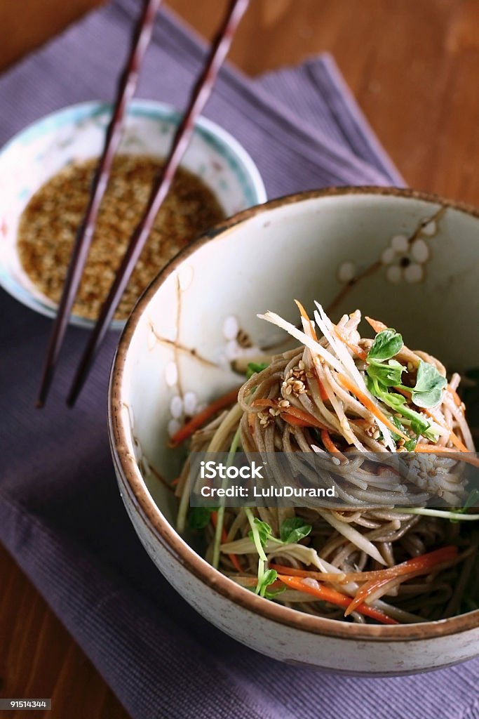 soba-Nudeln mit Gemüse-Salat - Lizenzfrei Soba Stock-Foto