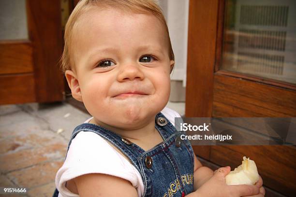 Bambino Mangia Una Pera - Fotografie stock e altre immagini di 6-11 Mesi - 6-11 Mesi, Alimentazione sana, Bebé