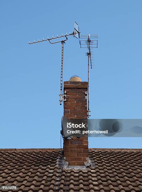 Uk Dom Chimney - zdjęcia stockowe i więcej obrazów Antena - Antena, Antena satelitarna, Antena telewizyjna