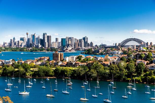 panorama da cidade de sydney e do porto em um dia claro - sydney australia skyline city panoramic - fotografias e filmes do acervo