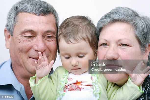 Abuelos Y Nietos Foto de stock y más banco de imágenes de Abrazar - Abrazar, Abuela, Abuelo