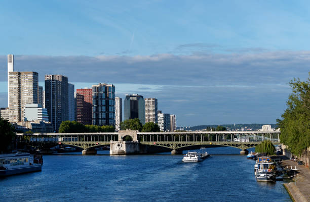 istock Rouelle bridge in Paris 915152350