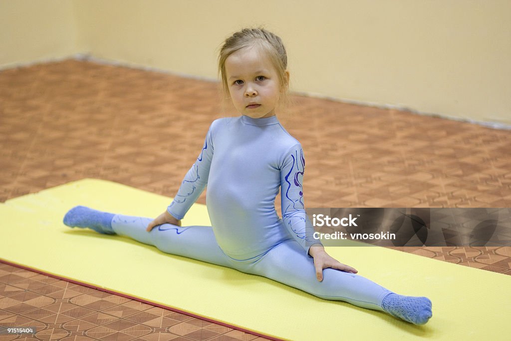 Małe dziecko gymnast - Zbiór zdjęć royalty-free (4 - 5 lat)