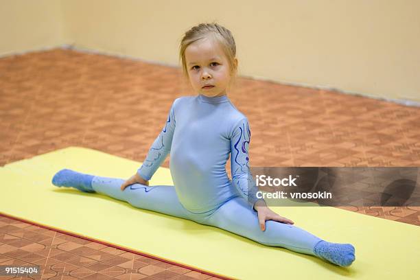 Małe Dziecko Gymnast - zdjęcia stockowe i więcej obrazów 4 - 5 lat - 4 - 5 lat, Dzieciństwo, Dziecko