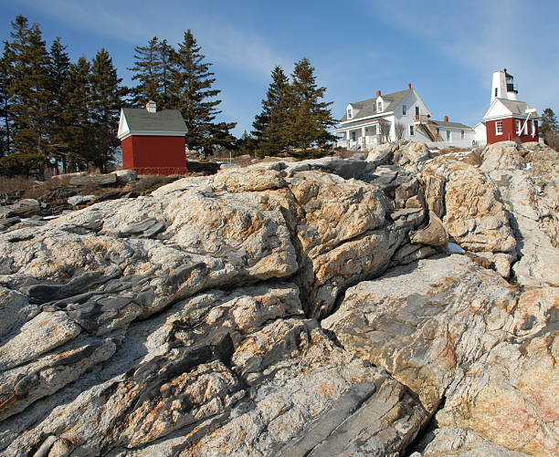 phare on the rocks - pemaquid point lighthouse photos et images de collection