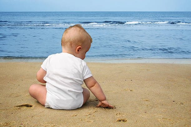 Niño en la playa - foto de stock