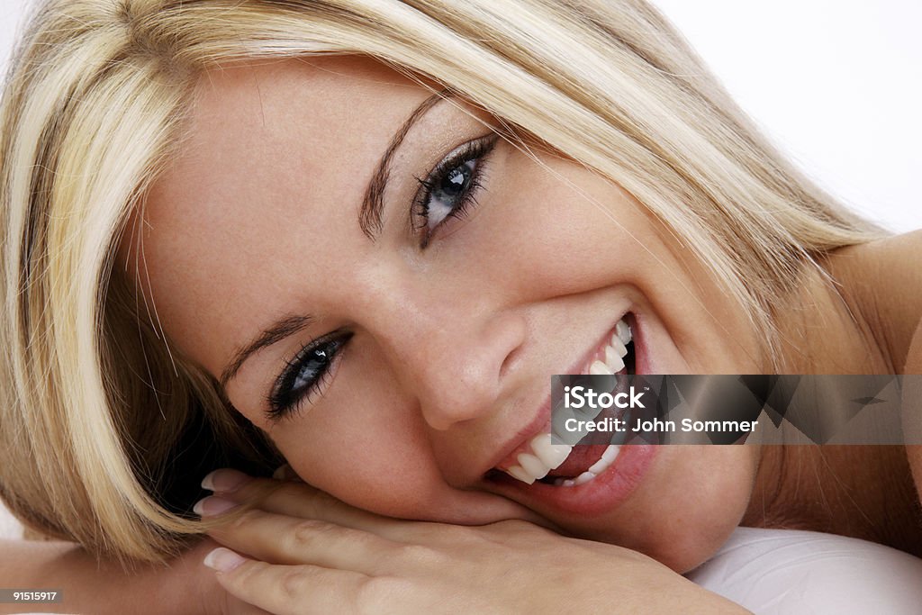 Linda garota com um grande sorriso - Foto de stock de 20 Anos royalty-free