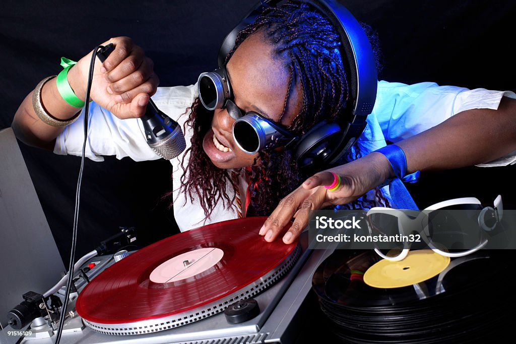 cool DJ afro-americana in azione - Foto stock royalty-free di 1970-1979