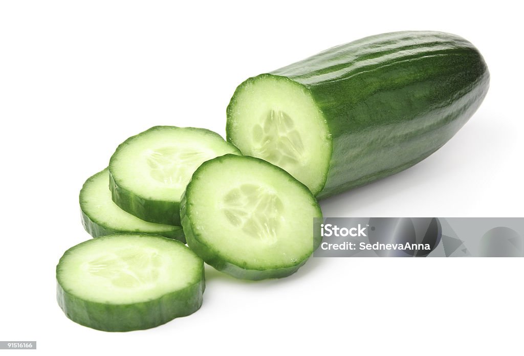 Fatias de pepino em um fundo branco - Foto de stock de Pepino royalty-free