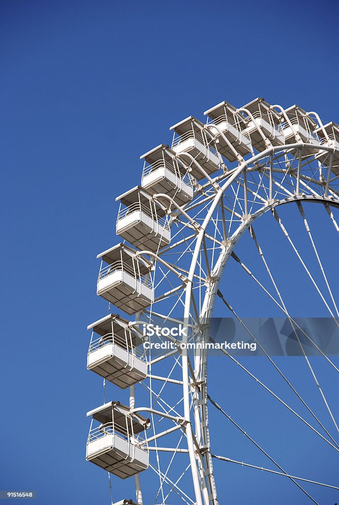 Ferris Wheel contra el cielo azul - Foto de stock de Actividades recreativas libre de derechos