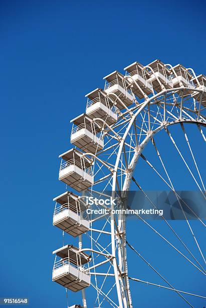 Ferris Wheel Contra El Cielo Azul Foto de stock y más banco de imágenes de Actividades recreativas - Actividades recreativas, Aire libre, Alegría