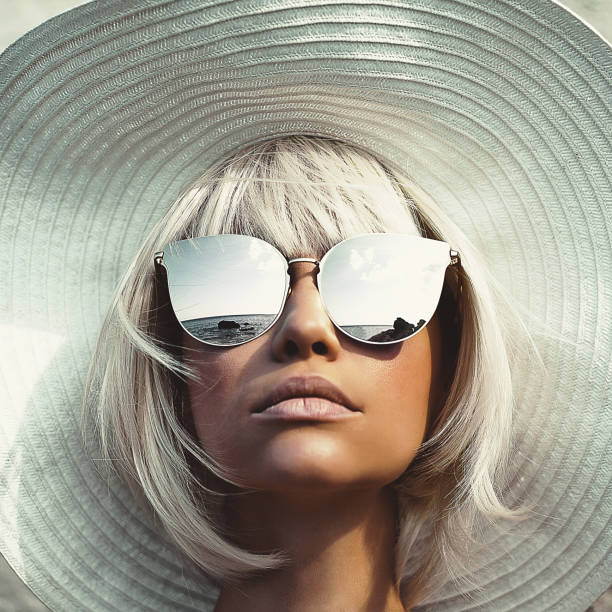 al aire libre foto de mujer joven con sombrero y gafas de sol - a la moda fotos fotografías e imágenes de stock