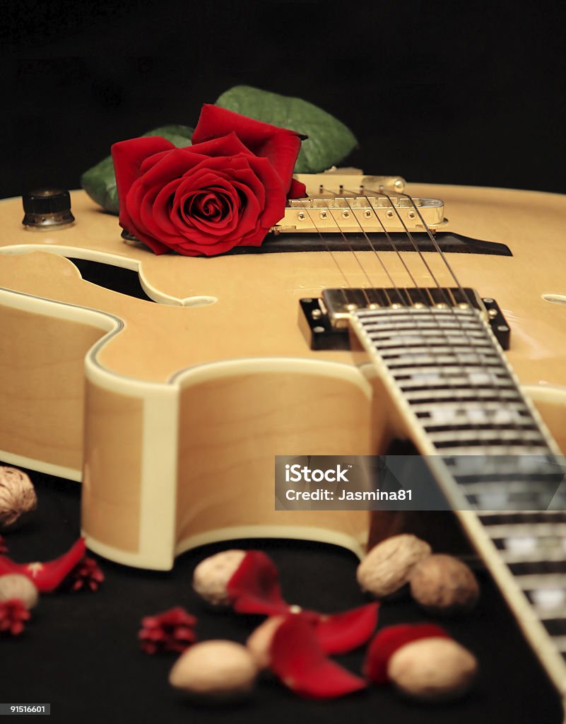 Hermosa Rosa Roja Sobre Guitarras Jazz Foto de stock y más banco de  imágenes de Color - Tipo de imagen - Color - Tipo de imagen, Color negro,  Cuerda de instrumento musical - iStock