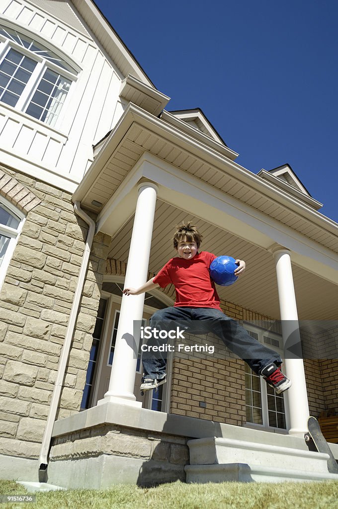 Junge springen auf Veranda - Lizenzfrei Aktiver Lebensstil Stock-Foto