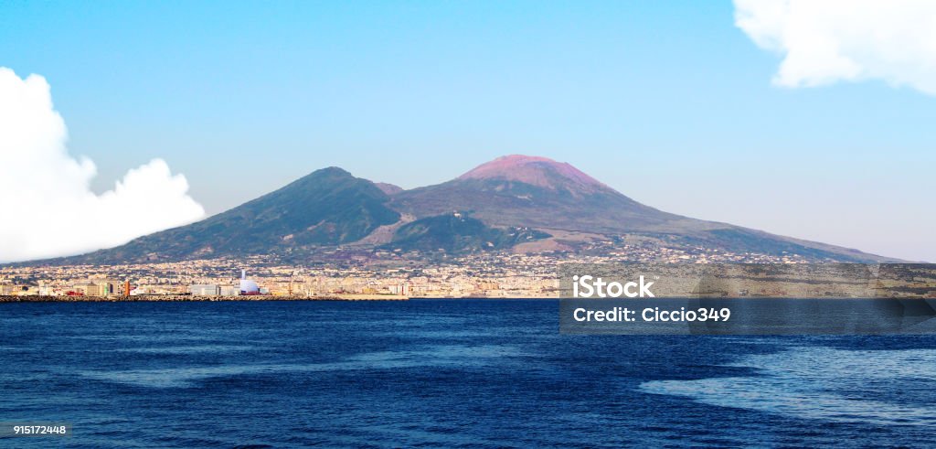 Napoli il golfo ed il vesuvio - Foto stock royalty-free di Vesuvio