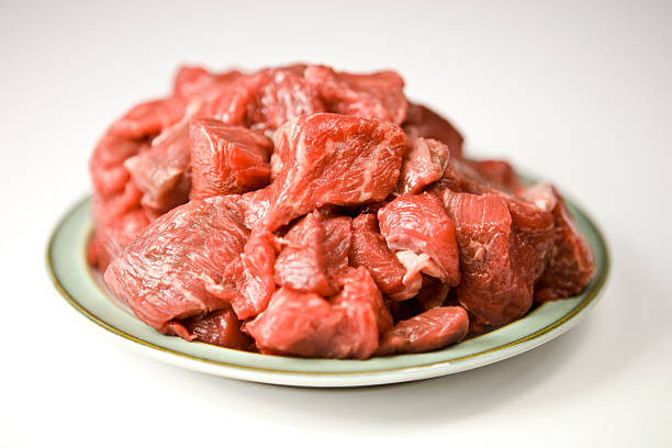 Raw cortado carne de res, enfoque diferencial - foto de stock