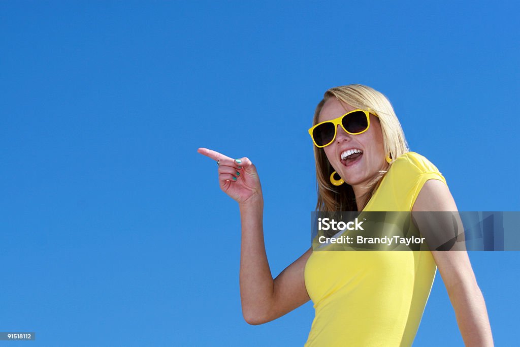 Podekscytowana kobieta z wyciągniętą ręką - Zbiór zdjęć royalty-free (Blond włosy)