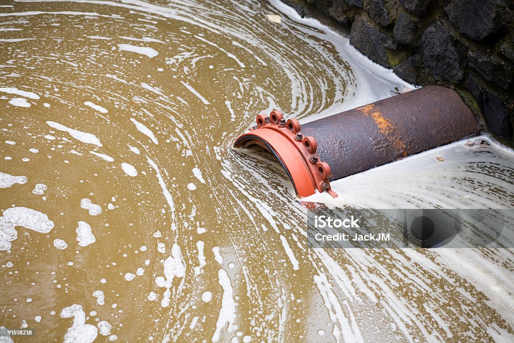 Système d'écoulement des eaux stagnantes Pipe à eau - Photo de Antihygiénique libre de droits