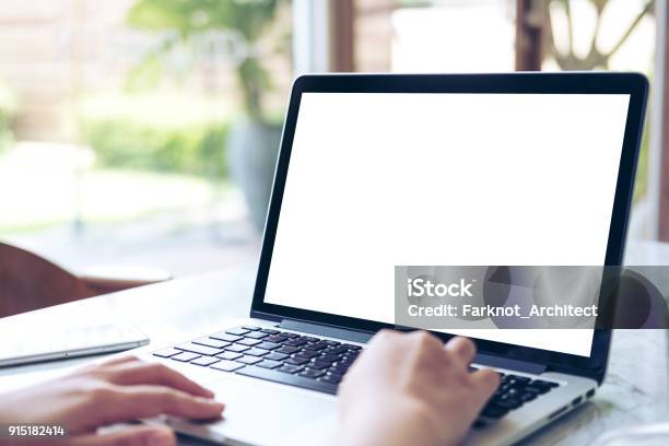 Mano Utilizzando Laptop Con Schermo Bianco Vuoto - Fotografie stock e altre immagini di Computer portatile - Computer portatile, Monitor, Modello - Mezzo d'informazione