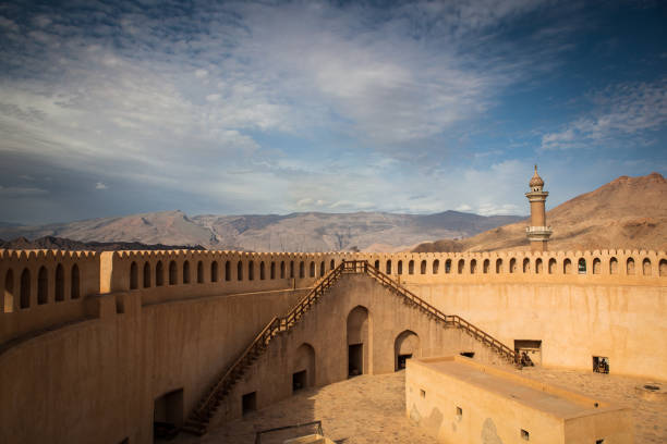 stunning view of the nizwa fort surrounded by mountains - nizwa imagens e fotografias de stock