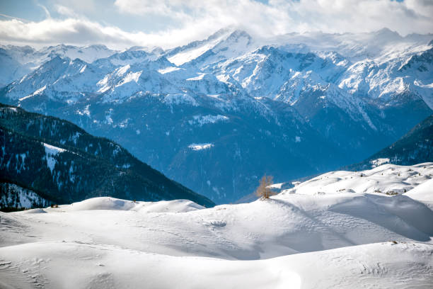 アルプスの雪山と青空の美しい冬の風景 - dolomites ski lift winter ski track ストックフォトと画像