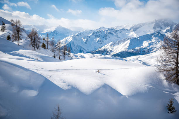 schöne winterlandschaft in den alpen - schneebedeckte berge und blauer himmel - dolomites ski lift winter ski track stock-fotos und bilder