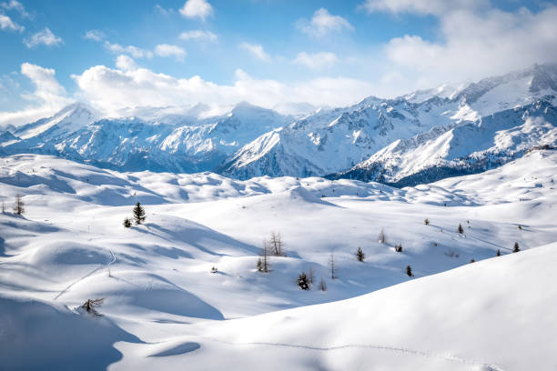 красивый зимний пейзаж в альпах - снежные горы и голубое небо - dolomites ski lift winter ski track стоковые фото и изображения