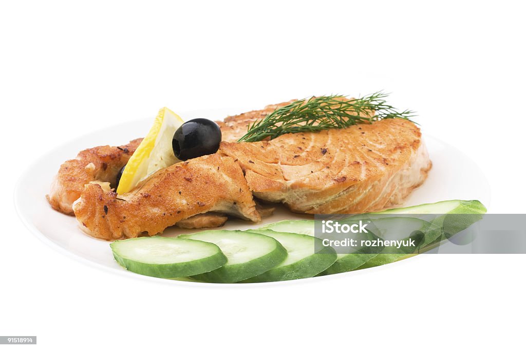 Plat de saumon grillé avec des tranches de concombre, de citron et noir - Photo de Aliment libre de droits