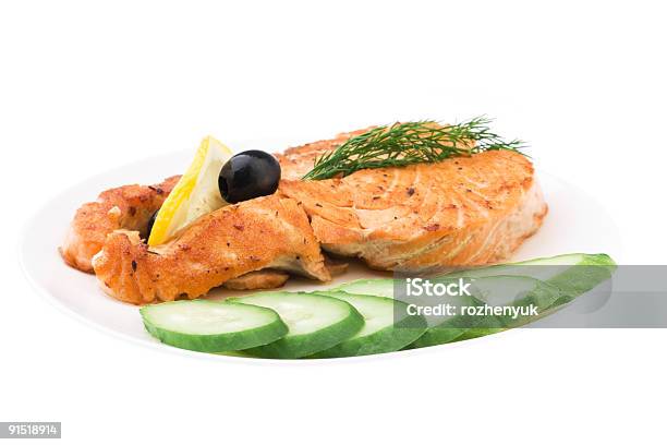 Photo libre de droit de Plat De Saumon Grillé Avec Des Tranches De Concombre De Citron Et Noir banque d'images et plus d'images libres de droit de Aliment