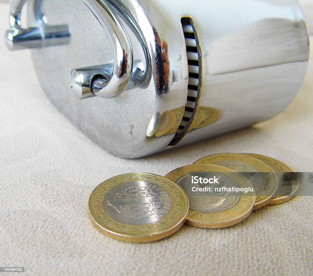 Ném Tiền Vào Heo Đất Cho Trẻ Thói Quen Tiết Kiệm Và Hình Ảnh Heo ...