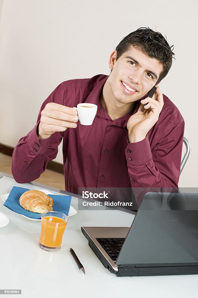 Uomo d'affari sul posto di lavoro con prima colazione - Foto stock royalty-free di Adulto