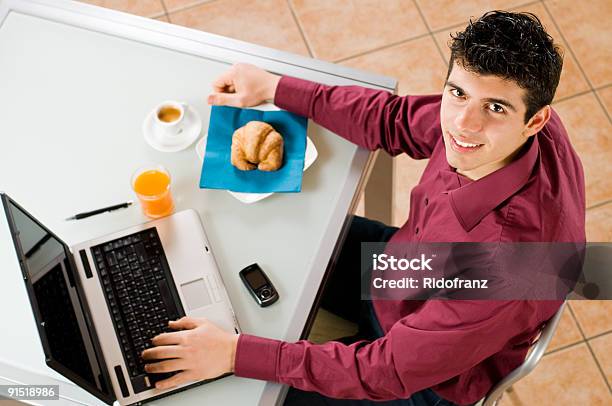 Biznesmen W Pracy Ze Śniadaniem - zdjęcia stockowe i więcej obrazów Biuro - Biuro, Latynoamerykanie, Mężczyźni