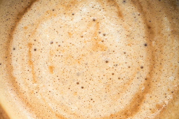 immagine ravvicinata del caffè caldo in fango bianco - gommapiuma foto e immagini stock