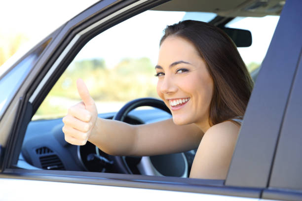 conducteur satisfait avec les pouces vers le haut dans une voiture - client satisfait humour photos et images de collection