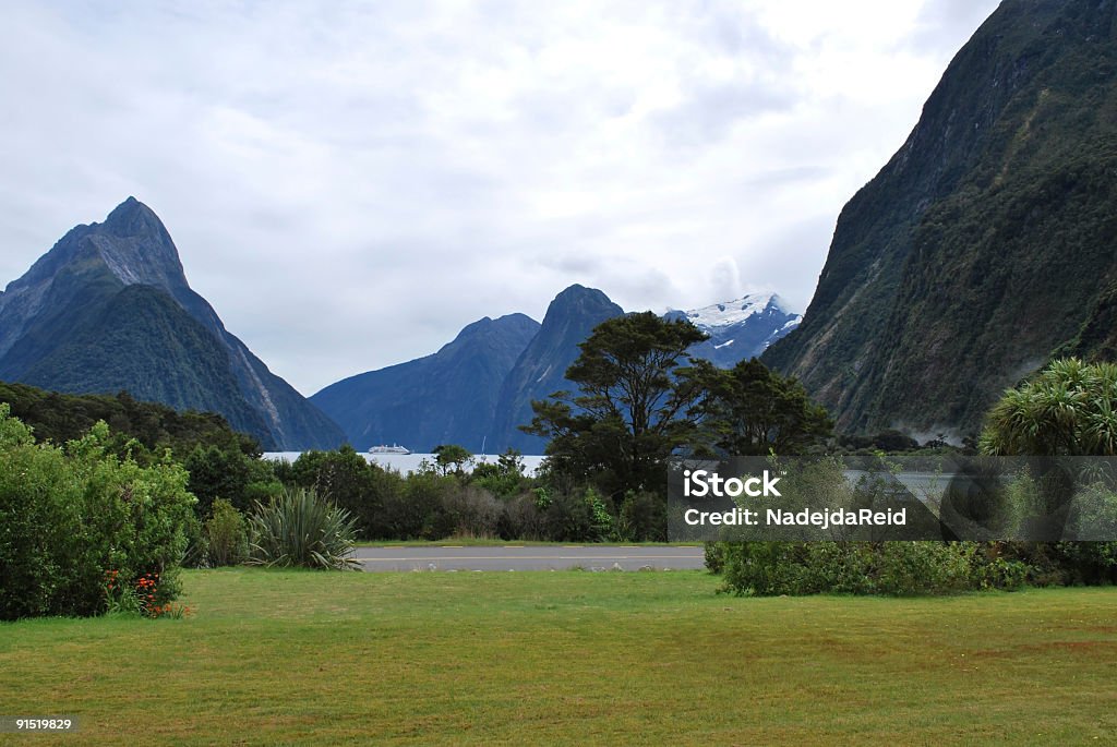 Détroit de Milford, Nouvelle-Zélande - Photo de Bleu libre de droits