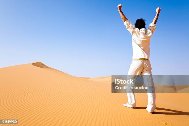 マンスタンディングマッチ砂丘 - 1人のストックフォトや画像を多数ご用意 - 1人, アフリカ, エルグシェビデューンズ