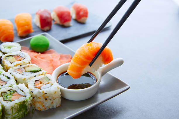 sushi maki y niguiri de salsa de soja y wasabi - niguiri sushi fotografías e imágenes de stock