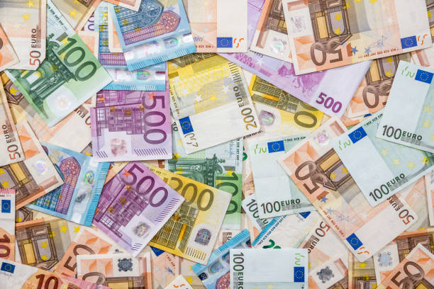 фон всех евро законопроектов для дизайна - euro paper currency стоковые фото и изображения