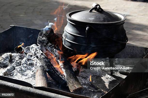 Cocinar En Una Chimenea Con Hierro Fundido De Cuba Foto de stock y más banco de imágenes de Alimento - Alimento, República de Sudáfrica, Cocinar