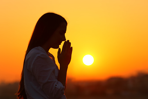 夕日に祈る女性のバックライト - 祈るのストックフォトや画像を多数ご用意 - 祈る, 思春期, 感謝 - iStock